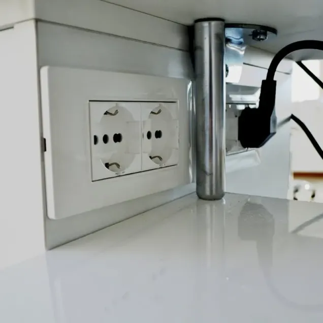 Tavolo mani con presa elettrica incorporata